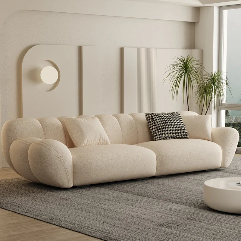 Praktičan opuštanje bijeli kauč, elegantan lijeni kauč u moderni dnevni boravak.