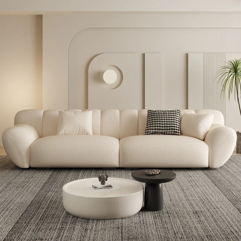 Praktičan opuštanje bijeli kauč, elegantan lijeni kauč u moderni dnevni boravak.